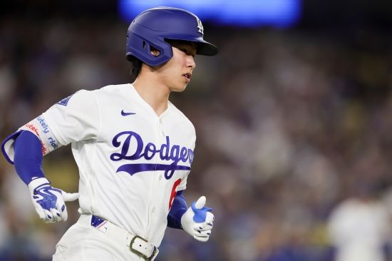 미국 메이저리그(MLB) LA 다저스 내야수 김혜성이 빅리그에 생존한다. 올시즌 개막전에서 김혜성을 밀어냈던 알렉스 프리랜드가 마이너리그로 내려간다. 뉴욕 포스트는 12일 새벽 다저스가 무키 베츠를 부상자 리스트에서 제외했으며 프리랜드가 마이너리그로 간다고 알렸다. 뉴욕타임스 산하 글로벌 스포츠 미디어 '디 애슬레틱'에서 LA 다저스를 맡고 있는 기자 파비안 아르다야도 해당 글을 자신의 SNS에 포스팅하면서 김혜성의 생존 소식을 사실상 확인했다. 베츠의 12일 샌프란시스코 자이언츠전 복귀가 확정되면서 김혜성, 프리랜드 중 누가 마이너로 갈지 화제였는데 프리랜드가 내려간다. 연합뉴스