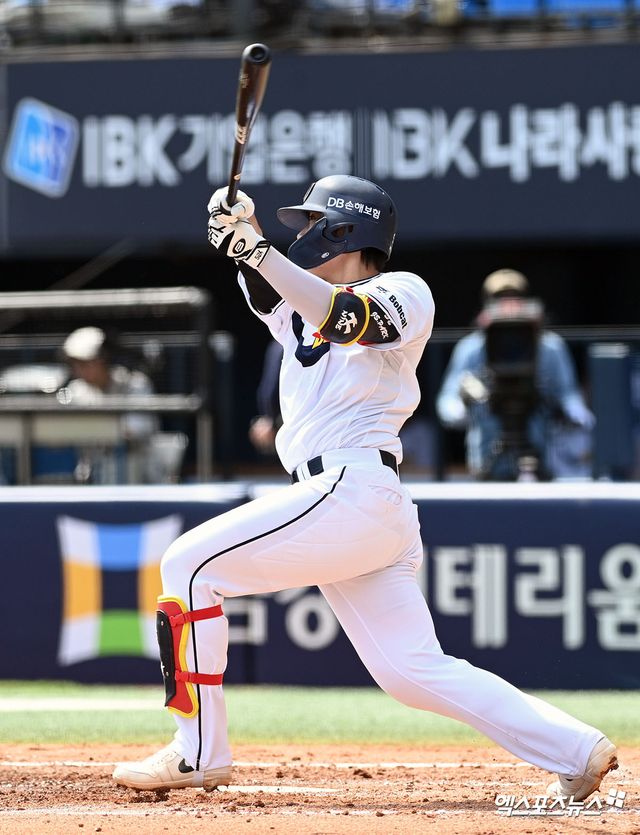 10일 오후 서울 송파구 잠실야구장에서 열린 '2026 신한 SOL Bank KBO리그' SSG 랜더스와 두산 베어스의 경기, 3회말 두산 박준순이 홈런을 날리고 있다. 잠실, 고아라 기자