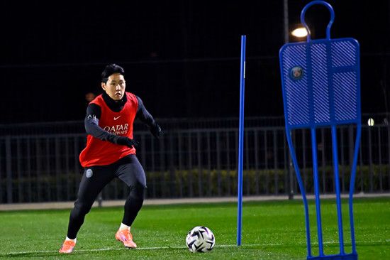 이강인마저 쓰러졌다. 2026 국제축구연맹(FIFA) 북중미 월드컵을 앞두고 주전급 선수들의 잇따른 부상 소식이 전해지며 대표팀 운영에 비상이 걸렸다. 파리 생제르맹(PSG)은 12일(한국시간) 공식 홈페이지를 통해 이강인의 부상 소식을 알렸다. 구단에 따르면 브레스트와의 경기 도중 왼쪽 발목에 부상을 입은 이강인은 앞으로 며칠 동안 실내 훈련을 진행할 예정이다. PSG