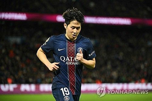 이강인마저 쓰러졌다. 2026 국제축구연맹(FIFA) 북중미 월드컵을 앞두고 주전급 선수들의 잇따른 부상 소식이 전해지며 대표팀 운영에 비상이 걸렸다. 파리 생제르맹(PSG)은 12일(한국시간) 공식 홈페이지를 통해 이강인의 부상 소식을 알렸다. 구단에 따르면 브레스트와의 경기 도중 왼쪽 발목에 부상을 입은 이강인은 앞으로 며칠 동안 실내 훈련을 진행할 예정이다. 연합뉴스
