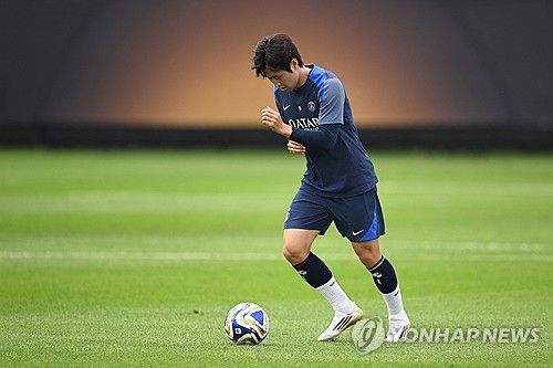 이강인마저 쓰러졌다. 2026 국제축구연맹(FIFA) 북중미 월드컵을 앞두고 주전급 선수들의 잇따른 부상 소식이 전해지며 대표팀 운영에 비상이 걸렸다. 파리 생제르맹(PSG)은 12일(한국시간) 공식 홈페이지를 통해 이강인의 부상 소식을 알렸다. 구단에 따르면 브레스트와의 경기 도중 왼쪽 발목에 부상을 입은 이강인은 앞으로 며칠 동안 실내 훈련을 진행할 예정이다. 연합뉴스