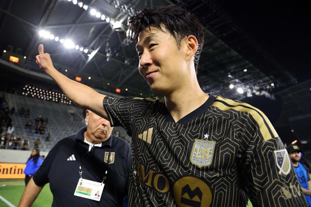 MLS선수협회가 13일(한국시간) 발표한 2026시즌 MLS 선수 연봉 표에서 손흥민이 리그 전체 2위에 해당하는 1115만2852달러(약 166억 4005만원)라고 알렸다.&nbsp; 선수협회가 매해 발표하는 선수 연봉은 현재 연간 기본 연봉과 평균 보장된 보상을 더한 올해 연봉을 계산한다. 보장된 보상에는 마케팅 보너스, 에이전트 수수료 등이 포함된다. 경기력에 따른 보너스는 포함되지 않는다.&nbsp;연합뉴스