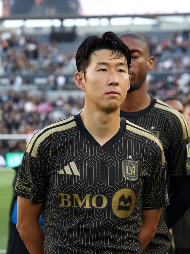 MLS선수협회가 13일(한국시간) 발표한 2026시즌 MLS 선수 연봉 표에서 손흥민이 리그 전체 2위에 해당하는 1115만2852달러(약 166억 4005만원)라고 알렸다.&nbsp; 선수협회가 매해 발표하는 선수 연봉은 현재 연간 기본 연봉과 평균 보장된 보상을 더한 올해 연봉을 계산한다. 보장된 보상에는 마케팅 보너스, 에이전트 수수료 등이 포함된다. 경기력에 따른 보너스는 포함되지 않는다. 연합뉴스