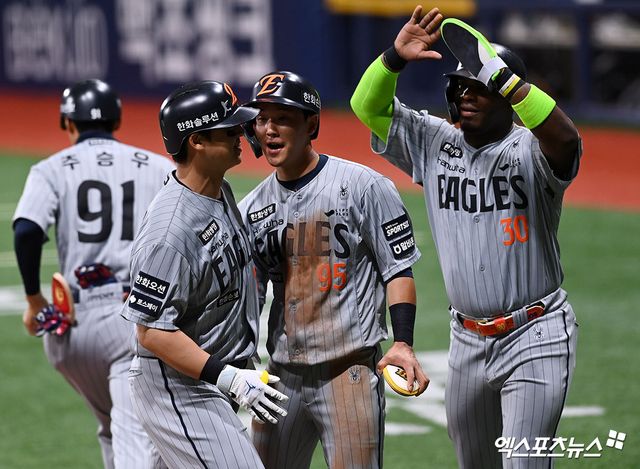 한화 이글스 노시환(왼쪽)이 12일 서울 고척스카이돔에서 열린 2026 신한 SOL KBO리그 키움 히어로즈와의 팀 간 3차전에서 1회초 결승 만루 홈런을 기록, 팀 3연승을 이끌었다. 사진 고아라 기자