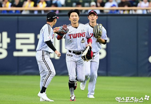 LG 트윈스는 13일 서울 잠실야구장에서 열린 2026 신한 SOL KBO리그 삼성과의 팀 간 4차전에서 5-3으로 이겼다. 이날 승리로 LG는 23승 15패가 돼 하루 만에 삼성을 3위로 끌어내리고 2위를 되찾았다. 삼성은 9연승에 도전했으나 무산됐다. 이날 승리의 일등공신 박해민이 플라이 타구를 펜스 앞에서 잡아낸 뒤 동료 축하를 받고 있다. 사진 박지영 기자