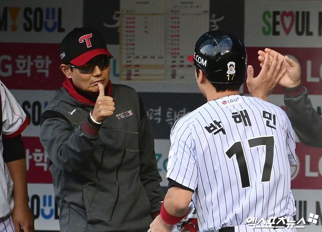 염경엽(왼쪽) LG 트윈스 감독이 13일 서울 잠실야구장에서 열린 2026 신한 SOL KBO리그 삼성과의 팀 간 4차전에서 득점 후 더그아웃으로 복귀한 박해민을 격려하고 있다. 사진 박지영 기자