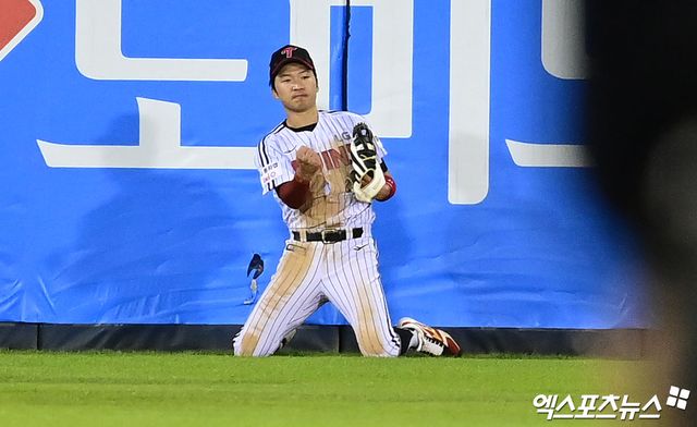 LG 트윈스는 13일 서울 잠실야구장에서 열린 2026 신한 SOL KBO리그 삼성과의 팀 간 4차전에서 5-3으로 이겼다. 이날 승리로 LG는 23승 15패가 돼 하루 만에 삼성을 3위로 끌어내리고 2위를 되찾았다. 삼성은 9연승에 도전했으나 무산됐다. 이날 승리의 일등공신 박해민이 플라이 타구를 펜스 앞에서 잡아낸 뒤 세리머니하고 있다. 사진 박지영 기자