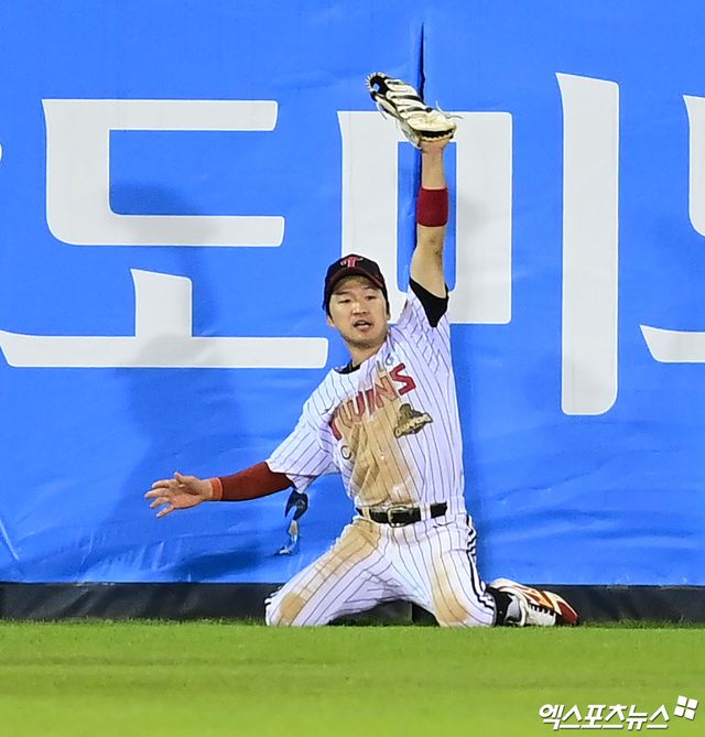 LG 트윈스는 13일 서울 잠실야구장에서 열린 2026 신한 SOL KBO리그 삼성과의 팀 간 4차전에서 5-3으로 이겼다. 이날 승리로 LG는 23승 15패가 돼 하루 만에 삼성을 3위로 끌어내리고 2위를 되찾았다. 삼성은 9연승에 도전했으나 무산됐다. 이날 승리의 일등공신 박해민이 플라이 타구를 펜스 앞에서 잡아내고 있다. 사진 박지영 기자