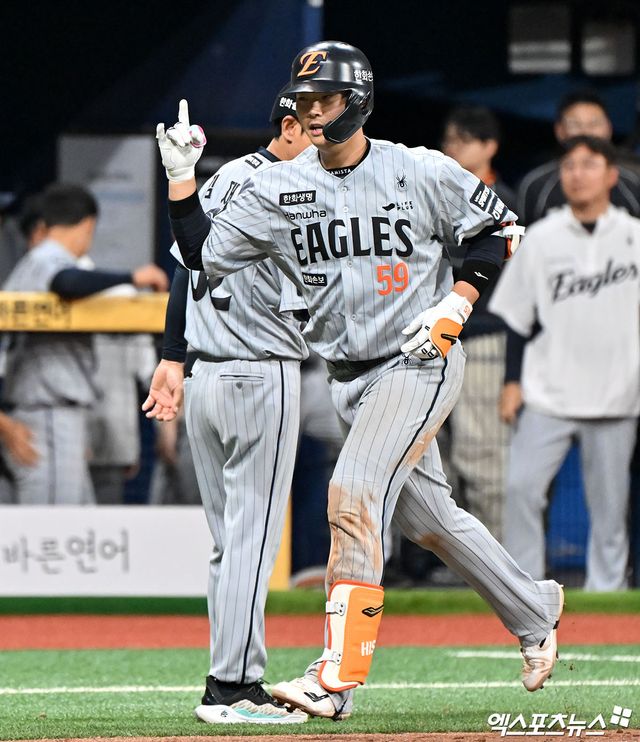 김경문 감독이 이끄는 한화 이글스가 타선 폭발 속에 3연속 위닝 시리즈에 성공했다. 한화는 14일 서울 고척스카이돔에서 열린 2026 신한 SOL KBO리그 키움과의 팀 간 5차전에서 10-1로 이겼다. 전날 2-3 석패를 설욕하고 주중 3연전을 위닝 시리즈로 장식했다. 한화는 이날 선발투수로 나선 우완 파이어볼러 유망주 정우주가 4이닝 1피안타 1볼넷 4탈삼진 1실점으로 호투, 승리의 발판을 놨다. 승리투수가 되지는 못했지만, 2026시즌 개막 후 가장 좋은 투구 내용을 보여주면서 최근 부진을 씻어냈다. 타선도 12안타를 효과적으로 몰아치며 대승했다. 고척 김한준 기자