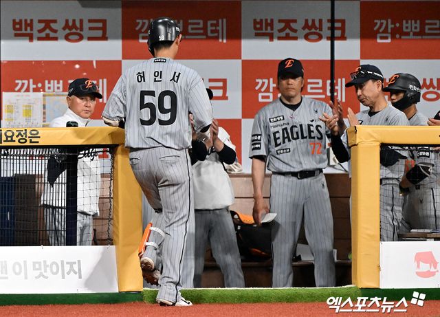 김경문 감독이 이끄는 한화 이글스가 타선 폭발 속에 3연속 위닝 시리즈에 성공했다. 투수진까지 릴레이 호투를 펼치면서 키움 히어로즈를 압도했다. 한화는 14일 서울 고척스카이돔에서 열린 2026 신한 SOL KBO리그 키움과의 팀 간 5차전에서 10-1로 이겼다. 전날 2-3 석패를 설욕하고 주중 3연전을 위닝 시리즈로 장식했다. 한화는 이날 선발투수로 나선 우완 파이어볼러 유망주 정우주가 4이닝 1피안타 1볼넷 4탈삼진 1실점으로 호투, 승리의 발판을 놨다. 승리투수가 되지는 못했지만, 2026시즌 개막 후 가장 좋은 투구 내용을 보여주면서 최근 부진을 씻어냈다. 정우주의 뒤를 이어 마운드에 오른 한화 불펜진도 역투한 가운데 타선은 12안타를 효과적으로 몰아치며 대승했다. 고척 김한준 기자