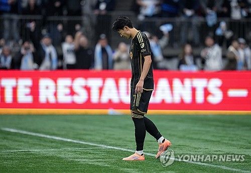 손흥민의 침묵이 길어지면서 LAFC를 향한 팬심도 돌아서고 있다. 급기야 마크 도스 산토스 감독에게 책임을 물어야 한다는 의견까지 나오고 있다. LAFC는 14일(한국시간) 미국 세인트루이스의 에너자이저 파크에서 열린 2026시즌 미국 메이저리그사커(MLS) 정규리그 경기에서 세인트루이스 시티에 1-2로 졌다. 결국 참다못한 팬들이 폭발했다. 비판의 화살은 마크 도스 산토스 감독에게 집중됐다. 리그 3연패와 무너진 전술적 체계에 팬심은 사실상 한계치에 다다른 모양새다. 연합뉴스