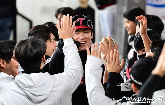 31일 오후 대전한화생명볼파크에서 열린 '2025 신한 SOL Bank KBO 한국시리즈' LG 트윈스와 한화 이글스의 경기, 6회초 1사 2루 LG 김현수의 적시타 때 2루주자 홍창기가 득점을 올린 뒤 더그아웃서 동료들과 하이파이브를 나누고 있다. 엑스포츠뉴스 DB