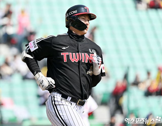20일 오후 인천SSG랜더스필드에서 열린 '2026 신한 SOL Bank KBO리그' LG 트윈스와 SSG 랜더스의 시범경기, 5회초 1사 만루 LG 홍창기가 동점 적시타를 날리고 있다. 엑스포츠뉴스 DB