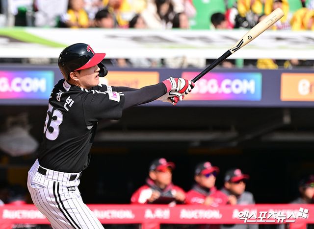 15일 오후 인천SSG랜더스필드에서 열린 '2025 신한 SOL Bank KBO리그' LG 트윈스와 SSG 랜더스의 시범경기, 8회초 무사 1,3루 LG 문정빈이 1타점 희생플라이 타구를 날리고 있다. 엑스포츠뉴스 DB