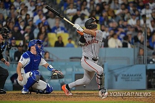 샌프란시스코 자이언츠 외야수 이정후가 폭발적인 인사이드 더 파크 홈런을 기록했다. 샌프란시스코는 15일(한국시간) 미국 캘리포니아주 로스앤젤레스의 다저 스타디움에서 열린 LA다저스와의 2026 메이저리그(MLB) 정규시즌 경기에서 2-5로 패했다. 이날 1번 타자 우익수를 선발 출전한 이정후는 5회초 세 번째 타석에서 다저스 선발 에밋 시핸의 시속 94.8마일(약 152km) 포심 패스트볼을 받아쳐 개인 통산 빅리그 첫 인사이드 더 파크 홈런이자 시즌 3호 홈런을 완성했다. 연합뉴스