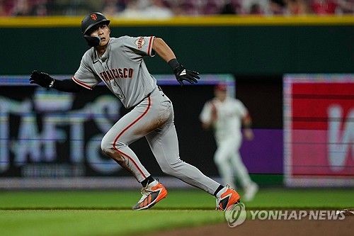 샌프란시스코 자이언츠 외야수 이정후가 폭발적인 인사이드 더 파크 홈런을 기록했다. 샌프란시스코는 15일(한국시간) 미국 캘리포니아주 로스앤젤레스의 다저 스타디움에서 열린 LA다저스와의 2026 메이저리그(MLB) 정규시즌 경기에서 2-5로 패했다. 이날 1번 타자 우익수를 선발 출전한 이정후는 5회초 세 번째 타석에서 다저스 선발 에밋 시핸의 시속 94.8마일(약 152km) 포심 패스트볼을 받아쳐 개인 통산 빅리그 첫 인사이드 더 파크 홈런이자 시즌 3호 홈런을 완성했다. 연합뉴스