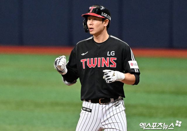 5일 오후 서울 구로구 고척스카이돔에서 열린 '2026 신한 SOL Bank KBO리그' LG 트윈스와 키움 히어로즈의 경기, 1회초 LG 홍창기가 우전안타를 날리고 있다. 엑스포츠뉴스 DB