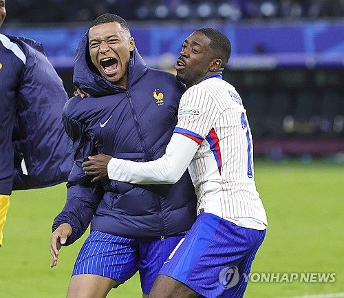 프랑스축구협회(FFF)는 15일(한국시간) 공식 홈페이지를 통해 2026 국제축구연맹(FIFA) 북중미 월드컵(캐나다·미국·멕시코 공동개최) 최종 명단 26인을 발표했다. 프랑스 축구 국가대표팀을 이끌고 있는 디디에 데샹 감독은 이날 프랑스 방송국 TF1의 뉴스에 출연해 킬리안 음바페(레알 마드리드), 우스만 뎀벨레(PSG), 마이클 올리세(바이에른 뮌헨)를 비롯해 북중미 월드컵에 동행하는 선수단을 공개했다. 연합뉴스