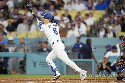 샌프란시스코 자이언츠 외야수 이정후가 폭발적인 인사이드 더 파크 홈런을 기록했다. 샌프란시스코는 15일(한국시간) 미국 캘리포니아주 로스앤젤레스의 다저 스타디움에서 열린 LA다저스와의 2026 메이저리그(MLB) 정규시즌 경기에서 2-5로 패했다. 이날 1번 타자 우익수를 선발 출전한 이정후는 5회초 세 번째 타석에서 다저스 선발 에밋 시핸의 시속 94.8마일(약 152km) 포심 패스트볼을 받아쳐 개인 통산 빅리그 첫 인사이드 더 파크 홈런이자 시즌 3호 홈런을 완성했다. 연합뉴스