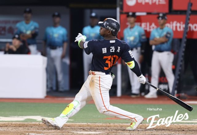 한화 이글스 외국인 타자 요나단 페라자가 15일 수원 KT위즈파크에서 열린 2026 신한 SOL KBO리그 KT와의 팀 간 4차전에서 8회초 2점 홈런을 기록, 팀 승리에 힘을 보탰다. 사진 한화 이글스