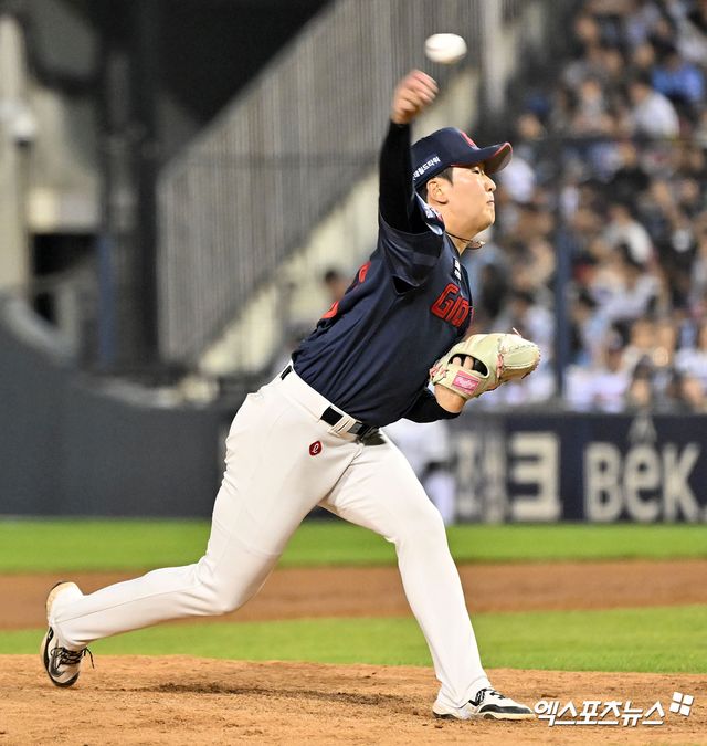 15일 오후 서울 송파구 잠실야구장에서 열린 '2026 신한 SOL Bank KBO리그' 롯데 자이언츠와 두산 베어스의 경기, 8회말 1사 1루 롯데 최준용이 공을 힘차게 던지고 있다. 엑스포츠뉴스 DB