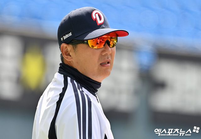 19일 오후 서울 송파구 잠실야구장에서 열리는 '2026 신한 SOL Bank KBO리그' KIA 타이거즈와 두산 베어스의 경기, 두산 김원형 감독이 선수들의 훈련을 지켜보고 있다. 엑스포츠뉴스 DB
