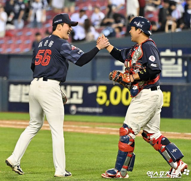 15일 오후 서울 송파구 잠실야구장에서 열린 '2026 신한 SOL Bank KBO리그' 롯데 자이언츠와 두산 베어스의 경기, 롯데가 황성빈의 멀티 출루를 앞세우며 두산에 6:5로 승리했다. 이날 경기에서 승리한 롯데 선수들이 기뻐하고 있다. 엑스포츠뉴스 DB