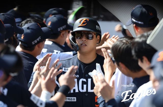  한화 이글스는 16일 수원 KT위즈파크에서 열린 2026 신한 SOL KBO리그 KT 위즈와의 방문 경기에서 10-5 쾌승을 거뒀다. 5월 들어 반등하고 있는 한화는 3연승을 질주하며 단독 1위 KT를 상대로 일찌감치 위닝시리즈를 확보했다. KT는 시즌 첫 3연패를 당했다. 부상에서 돌아온 한화 선발투수 오웬 화이트가 6⅓이닝 3피안타 1볼넷 4탈삼진 2실점(1자책점)으로 KBO리그 뒤늦은 첫 승을 거뒀다. 타선에선 친정팀을 이적 뒤 처음 방문한 강백호가 맹타를 휘둘렀다. 3안타 2홈런 7타점 3득점을 폭발했다. 개인 한 경기 최다 타점 타이기록을 세웠다. 한화 이글스