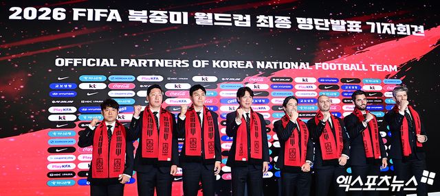 홍명보 한국 축구 국가대표팀 감독이 2026 국제축구연맹(FIFA) 북중미 월드컵 최종 명단 26인을 확정했다. 캡틴 손흥민을 포함해 김민재, 이강인, 황인범, 이재성, 황희찬 등 주축 선수들이 모두 이름을 올린 가운데 홍 감독은 북중미 월드컵서 이변을 만들겠다고 다짐하며 1차 목표로 32강 진출을 선언했다. 광화문, 박지영 기자