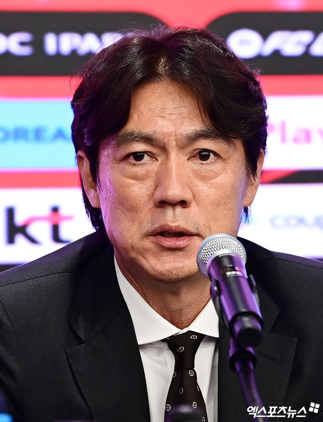 홍명보 한국 축구 국가대표팀 감독이 2026 국제축구연맹(FIFA) 북중미 월드컵 최종 명단 26인을 확정했다. 캡틴 손흥민을 포함해 김민재, 이강인, 황인범, 이재성, 황희찬 등 주축 선수들이 모두 이름을 올린 가운데 홍 감독은 북중미 월드컵서 이변을 만들겠다고 다짐하며 1차 목표로 32강 진출을 선언했다. 광화문, 박지영 기자