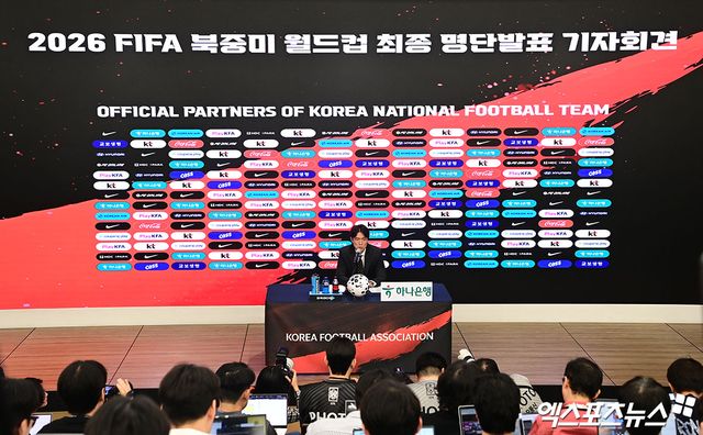 홍명보 한국 축구 국가대표팀 감독이 2026 국제축구연맹(FIFA) 북중미 월드컵 최종 명단 26인을 확정했다. 캡틴 손흥민을 포함해 김민재, 이강인, 황인범, 이재성, 황희찬 등 주축 선수들이 모두 이름을 올린 가운데 홍 감독은 북중미 월드컵서 이변을 만들겠다고 다짐하며 1차 목표로 32강 진출을 선언했다. 광화문, 박지영 기자
