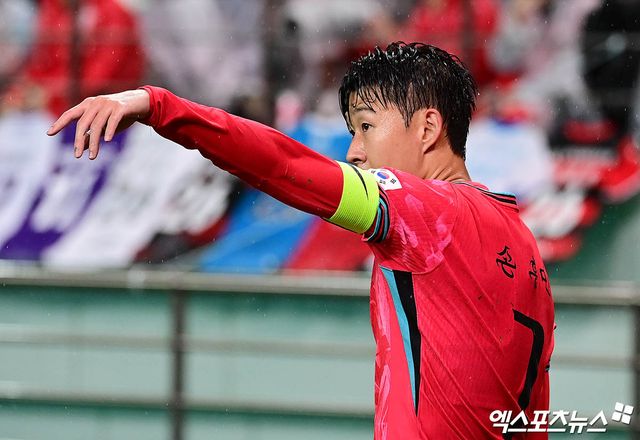 홍명보 한국 축구 국가대표팀 감독이 2026 국제축구연맹(FIFA) 북중미 월드컵 최종 명단 26인을 확정했다. 캡틴 손흥민을 포함해 김민재, 이강인, 황인범, 이재성, 황희찬 등 주축 선수들이 모두 이름을 올린 가운데 홍 감독은 북중미 월드컵서 이변을 만들겠다고 다짐하며 1차 목표로 32강 진출을 선언했다. 엑스포츠뉴스DB
