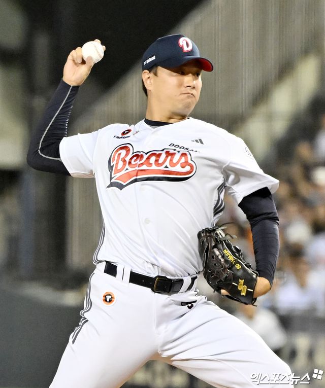 15일 오후 서울 송파구 잠실야구장에서 열린 '2026 신한 SOL Bank KBO리그' 롯데 자이언츠와 두산 베어스의 경기, 8회초 2사 1,3루 두산 이영하가 공을 힘차게 던지고 있다. 엑스포츠뉴스 DB