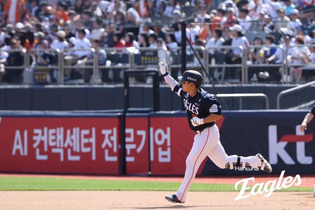  한화 이글스는 16일 수원 KT위즈파크에서 열린 2026 신한 SOL KBO리그 KT 위즈와의 방문 경기에서 10-5 쾌승을 거뒀다. 5월 들어 반등하고 있는 한화는 3연승을 질주하며 단독 1위 KT를 상대로 일찌감치 위닝시리즈를 확보했다. KT는 시즌 첫 3연패를 당했다. 부상에서 돌아온 한화 선발투수 오웬 화이트가 6⅓이닝 3피안타 1볼넷 4탈삼진 2실점(1자책점)으로 KBO리그 뒤늦은 첫 승을 거뒀다. 타선에선 친정팀을 이적 뒤 처음 방문한 강백호가 맹타를 휘둘렀다. 3안타 2홈런 7타점 3득점을 폭발했다. 개인 한 경기 최다 타점 타이기록을 세웠다. 한화 이글스