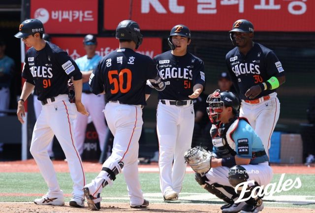  한화 이글스는 16일 수원 KT위즈파크에서 열린 2026 신한 SOL KBO리그 KT 위즈와의 방문 경기에서 10-5 쾌승을 거뒀다. 5월 들어 반등하고 있는 한화는 3연승을 질주하며 단독 1위 KT를 상대로 일찌감치 위닝시리즈를 확보했다. KT는 시즌 첫 3연패를 당했다. 부상에서 돌아온 한화 선발투수 오웬 화이트가 6⅓이닝 3피안타 1볼넷 4탈삼진 2실점(1자책점)으로 KBO리그 뒤늦은 첫 승을 거뒀다. 타선에선 친정팀을 이적 뒤 처음 방문한 강백호가 맹타를 휘둘렀다. 3안타 2홈런 7타점 3득점을 폭발했다. 개인 한 경기 최다 타점 타이기록을 세웠다. 한화 이글스