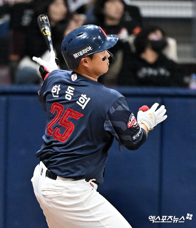 10일 오후 서울 구로구 고척스카이돔에서 열린 '2026 신한 SOL Bank KBO리그' 롯데 자이언츠와 키움 히어로즈의 경기, 5회초 1사 롯데 한동희가 좌전안타를 날리고 있다. 엑스포츠뉴스 DB