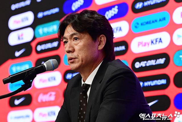 홍명보 한국 축구 국가대표팀 감독이 2026 국제축구연맹(FIFA) 북중미 월드컵 최종 명단 26인을 확정했다. 캡틴 손흥민을 포함해 김민재, 이강인, 황인범, 이재성, 황희찬 등 주축 선수들이 모두 이름을 올린 가운데 홍 감독은 북중미 월드컵서 이변을 만들겠다고 다짐하며 1차 목표로 32강 진출을 선언했다. 광화문, 박지영 기자
