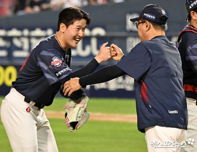 15일 오후 서울 송파구 잠실야구장에서 열린 '2026 신한 SOL Bank KBO리그' 롯데 자이언츠와 두산 베어스의 경기, 롯데가 황성빈의 멀티 출루를 앞세우며 두산에 6:5로 승리했다. 이날 경기에서 승리한 롯데 김태형 감독이 선수들과 함께 기뻐하고 있다. 엑스포츠뉴스 DB