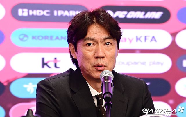 홍명보 한국 축구 국가대표팀 감독이 2026 국제축구연맹(FIFA) 북중미 월드컵 최종 명단 26인을 확정했다. 캡틴 손흥민을 포함해 김민재, 이강인, 황인범, 이재성, 황희찬 등 주축 선수들이 모두 이름을 올린 가운데 홍 감독은 북중미 월드컵서 이변을 만들겠다고 다짐하며 1차 목표로 32강 진출을 선언했다. 광화문, 박지영 기자