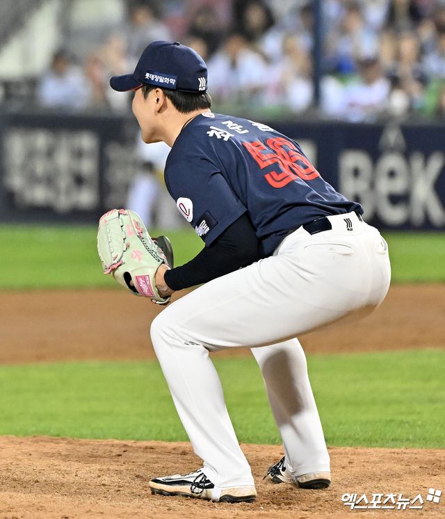 15일 오후 서울 송파구 잠실야구장에서 열린 '2026 신한 SOL Bank KBO리그' 롯데 자이언츠와 두산 베어스의 경기, 롯데가 황성빈의 멀티 출루를 앞세우며 두산에 6:5로 승리했다. 이날 경기에서 승리한 롯데 최준용이 기뻐하고 있다. 엑스포츠뉴스 DB