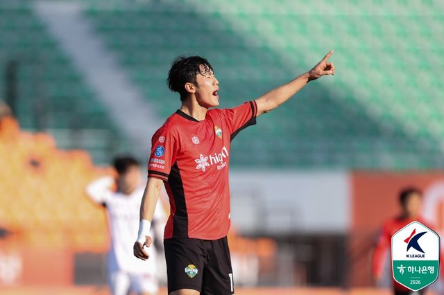  한국 축구사 최고의 선수 손흥민(LAFC)이 홍명보호 일원으로 네 번째 월드컵 무대에 도전한다. 홍명보 축구대표팀 감독은 16일 서울 종로구 KT 온마당에서 2026 북중미 월드컵에 출전할 태극전사 26인의 최종 명단을 발표했다. 손흥민은 이강인(PSG), 김민재(뮌헨), 이재성(마인츠) 등 유럽파 핵심 자원들과 함께 예상대로 최종 명단에 들어 2014년 브라질, 2018년 러시아, 2022년 카타르 대회에 이어 4번째 월드컵에 도전한다. A매치 1경기 출전 기록의 K리거 이기혁(강원)은 '깜짝 발탁'됐다. 한국프로축구연맹