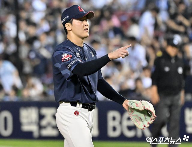 15일 오후 서울 송파구 잠실야구장에서 열린 '2026 신한 SOL Bank KBO리그' 롯데 자이언츠와 두산 베어스의 경기, 롯데가 황성빈의 멀티 출루를 앞세우며 두산에 6:5로 승리했다. 이날 경기에서 승리한 롯데 최준용이 기뻐하고 있다. 엑스포츠뉴스 DB