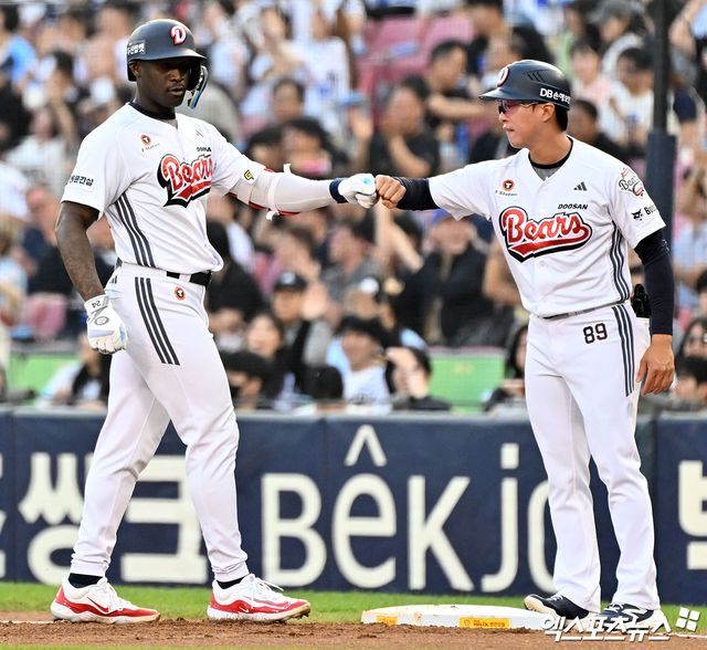 15일 오후 서울 송파구 잠실야구장에서 열린 '2026 신한 SOL Bank KBO리그' 롯데 자이언츠와 두산 베어스의 경기, 1회말 2사 2루 두산 카메론이 1타점 적시타를 날리고 있다. 엑스포츠뉴스 DB