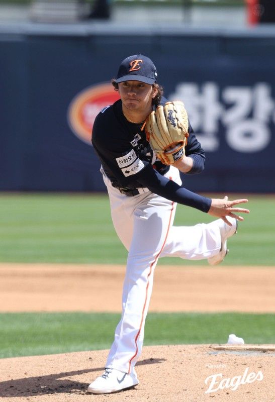  한화 이글스는 16일 수원 KT위즈파크에서 열린 2026 신한 SOL KBO리그 KT 위즈와의 방문 경기에서 10-5 쾌승을 거뒀다. 5월 들어 반등하고 있는 한화는 3연승을 질주하며 단독 1위 KT를 상대로 일찌감치 위닝시리즈를 확보했다. KT는 시즌 첫 3연패를 당했다. 부상에서 돌아온 한화 선발투수 오웬 화이트가 6⅓이닝 3피안타 1볼넷 4탈삼진 2실점(1자책점)으로 KBO리그 뒤늦은 첫 승을 거뒀다. 타선에선 친정팀을 이적 뒤 처음 방문한 강백호가 맹타를 휘둘렀다. 3안타 2홈런 7타점 3득점을 폭발했다. 한화 이글스