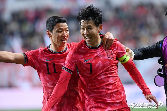  한국 축구사 최고의 선수 손흥민(LAFC)이 홍명보호 일원으로 네 번째 월드컵 무대에 도전한다. 홍명보 축구대표팀 감독은 16일 서울 종로구 KT 온마당에서 2026 북중미 월드컵에 출전할 태극전사 26인의 최종 명단을 발표했다. 손흥민은 이강인(PSG), 김민재(뮌헨), 이재성(마인츠) 등 유럽파 핵심 자원들과 함께 예상대로 최종 명단에 들어 2014년 브라질, 2018년 러시아, 2022년 카타르 대회에 이어 4번째 월드컵에 도전한다. A매치 1경기 출전 기록의 K리거 이기혁(강원)은 '깜짝 발탁'됐다. 엑스포츠뉴스DB
