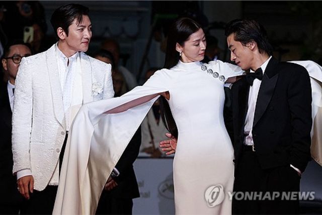 영화 '군체' 배우 전지현, 구교환, 지창욱