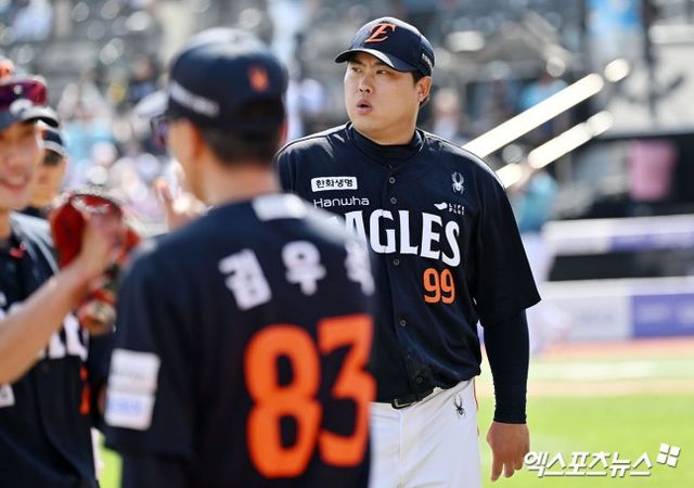 한국을 대표하는 투수 류현진이 한·미 통산 200번째 승리를 다음 기회로 미루게 됐다. 류현진은 17일 수원 KT위즈파크에서 벌어진 KT 위즈와의 방문 경기에 선발 등판한 뒤 5이닝 5피안타 2실점을 기록했다. 류현진은 한화가 4-2로 뒤집기에 성공하면서 리드하던 6회말 박준영(68번)에게 마운드를 넘겼다. 그러나 한화 타선이 두 점을 더 내며 힘을 냈음에도 불펜이 무너져 7회 6-6 동점을 허용했고 류현진은 이날 승패를 기록하지 않는 '노 디시젼'이 됐다. 수원, 김한준 기자