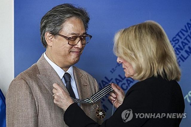 프랑스 문화에술훈장을 수훈한 박찬욱 감독.