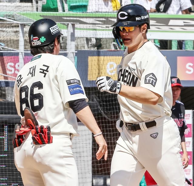 17일 오후 인천SSG랜더스필드에서 열린 '2026 신한 SOL KBO리그' LG 트윈스와 SSG 랜더스의 경기, 2회말 1사 SSG 김재환이 솔로 홈런을 친 뒤 윤재국 코치와 하이파이브를 하고 있다. SSG 랜더스
