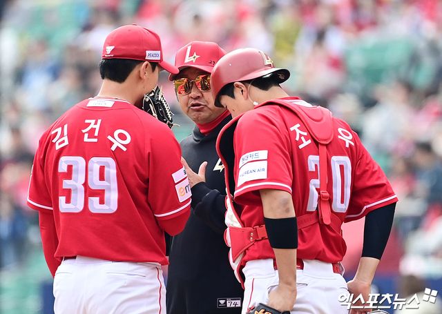 29일 오후 인천SSG랜더스필드에서 열린 '2026 신한 SOL Bank KBO리그' KIA 타이거즈와 SSG 랜더스의 경기, 3회초 무사 1,2루 SSG 경헌호 투수총괄코치가 마운드를 방문해 선발투수 김건우와 이야기를 나누고 있다. 엑스포츠뉴스 DB